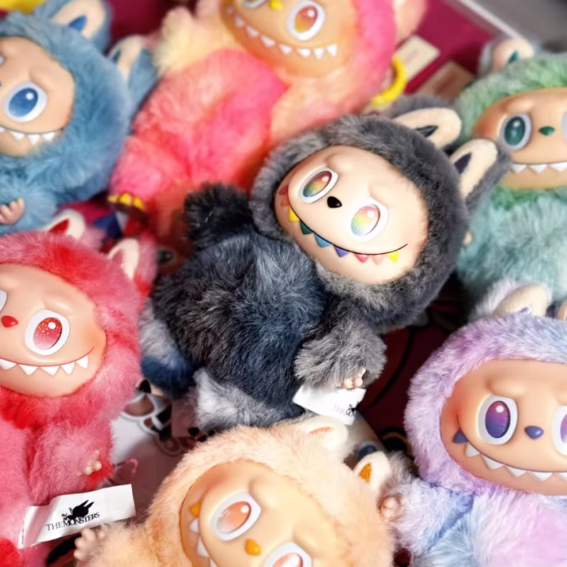 Masterful craftsmanship is used for the boxed face doll keychain action figure guarantee. During unboxing, be captivated by Labubu V3 from the Monsters Big Into Energy Series